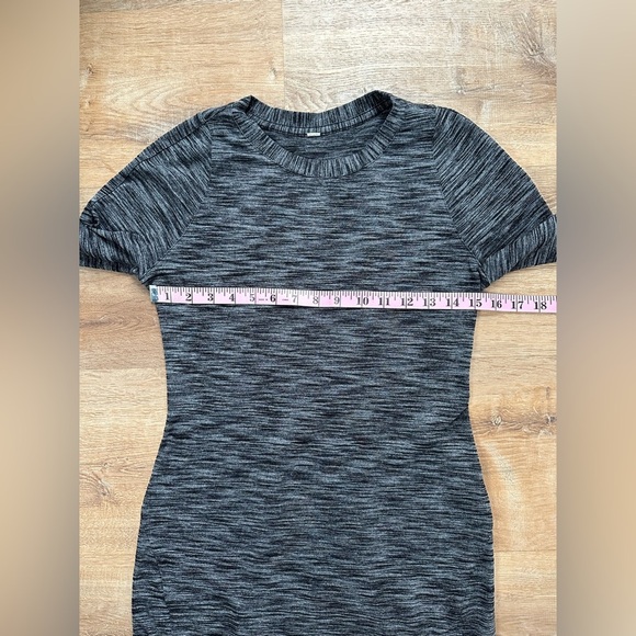 Lululemon &go Where-To Dress *Long Sleeve Size 6
Heathered Black - Picture 12 of 13